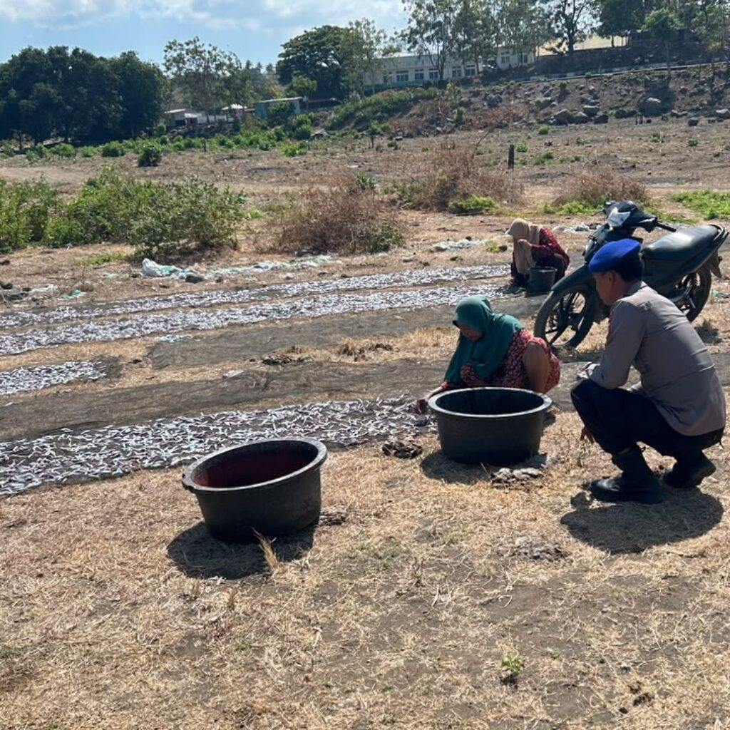 Sat Polairud Polres Dompu Hadir di Tengah Masyarakat Pesisir, Berikan Pelayanan dan Imbauan Kamtibmas