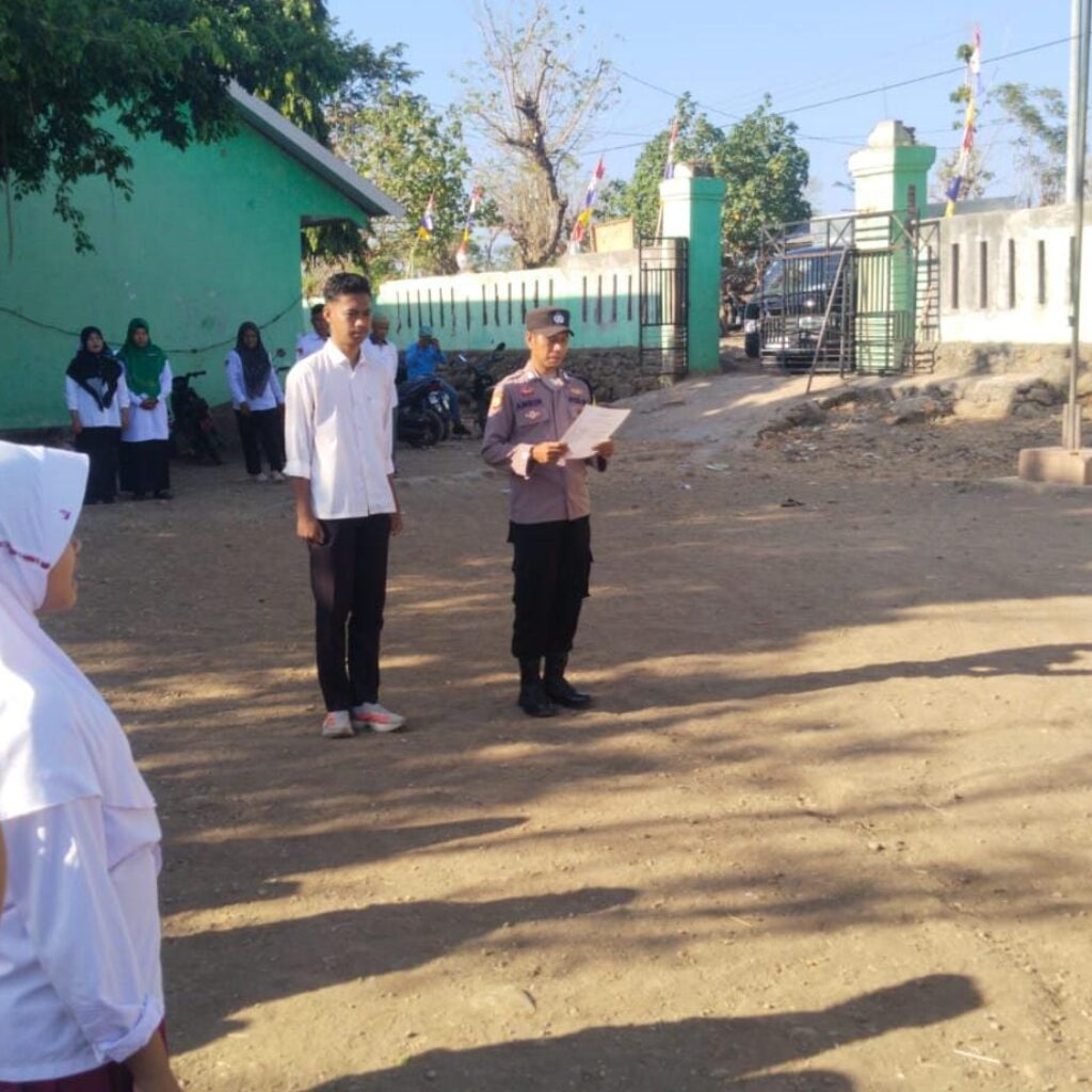 Police go to school, Bhabinkamtibmas Polsek Soromandi Jadi Irup Bendera di MIS Al-Mutmainah dan ini Pesannya