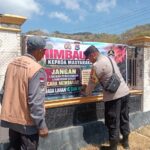 Cegah Kebakaran Hutan dan Lahan, Bhabinkamtibmas Sekongkang Bawah Pasang Banner Imbauan Kapolres Sumbawa Barat