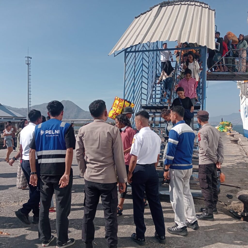 Polsek Kawasan Pelabuhan Laut Bima Amankan Embarkasi dan Debarkasi Penumpang KM AWU