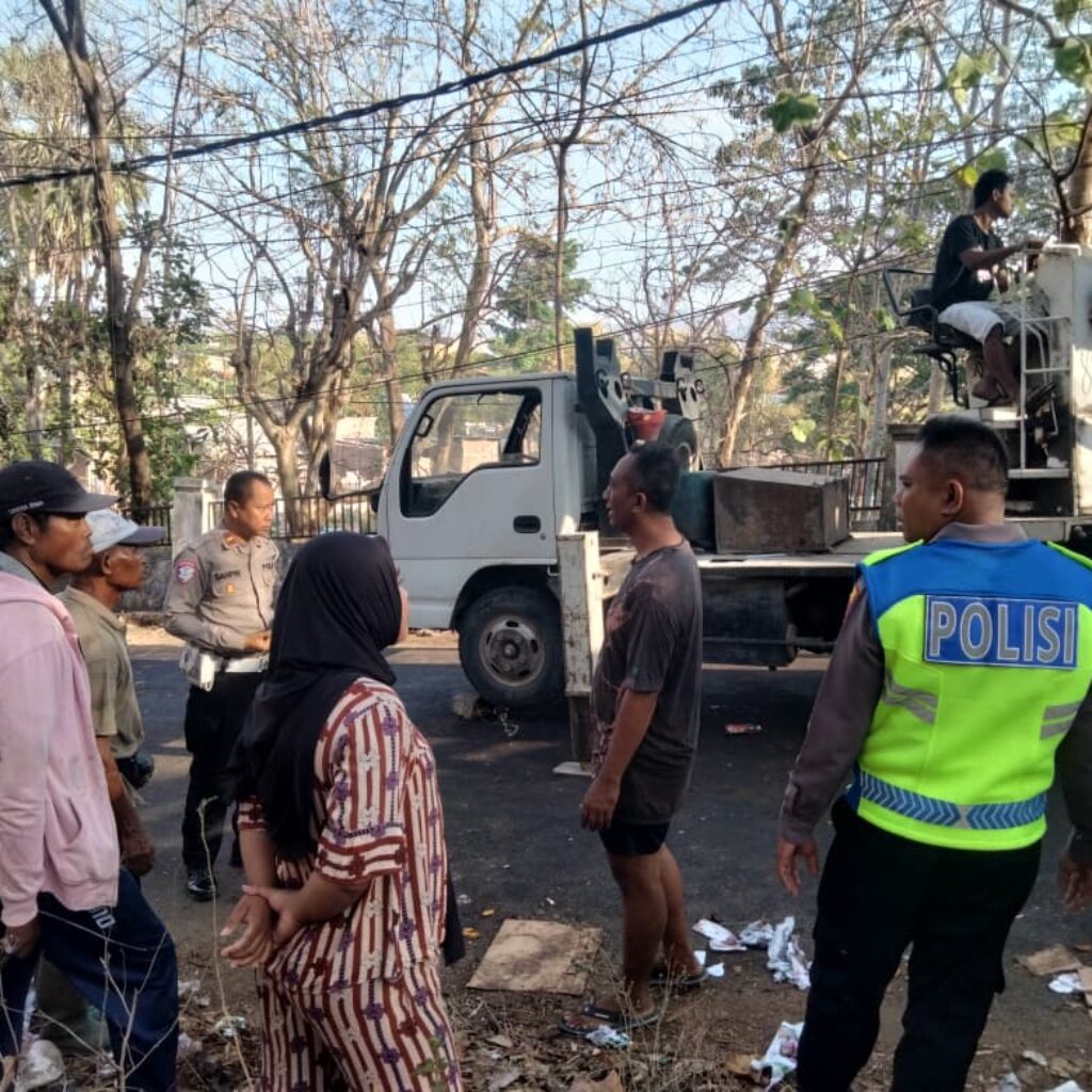 Polsek Rasanae Barat Gerak Cepat Evakuasi Truk Buah Terguling di Danataraha