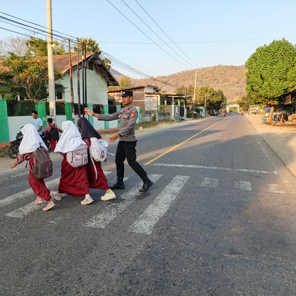 Hadir Berikan Rasa Aman di Pagi Hari, Personil Polsek Rhee Laksanakan Pengaturan Lalu Lintas di SDN Rhee Beru