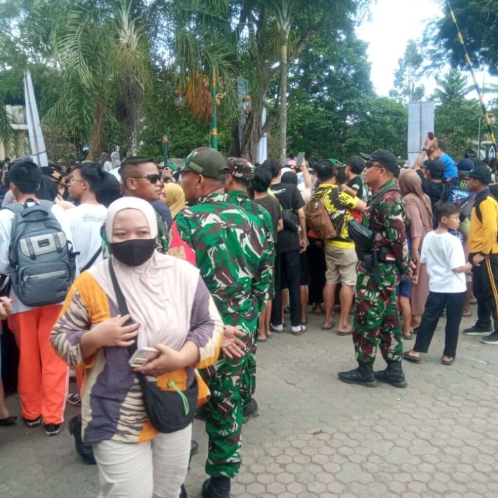 TNI Hadir Jaga Meriahnya Parade MotoGP di Mataram