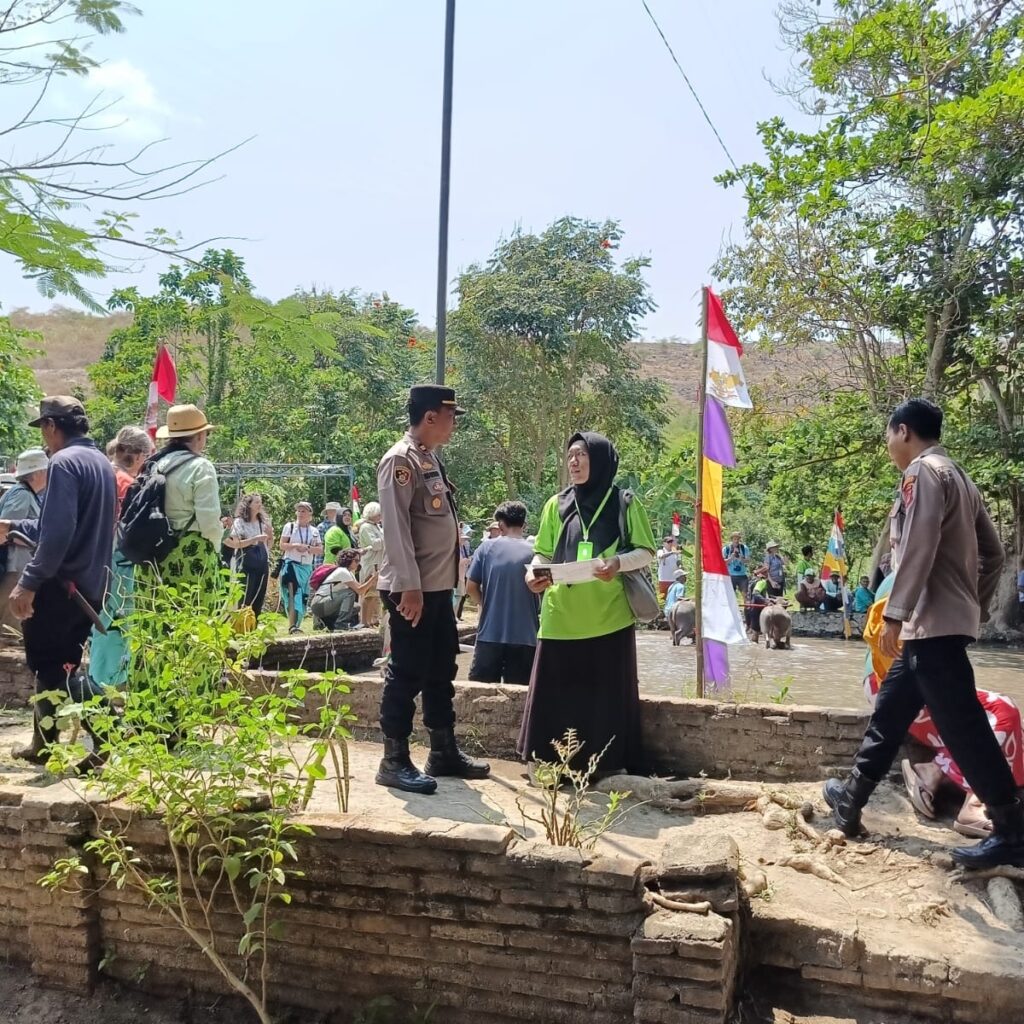 Sambut Kedatangan Kapal Pesiar Heritage Adventure, Polsek Labuan Badas Kawal Ketat Wisatawan Asing di Pantai Goa dan Dusun Pamulung