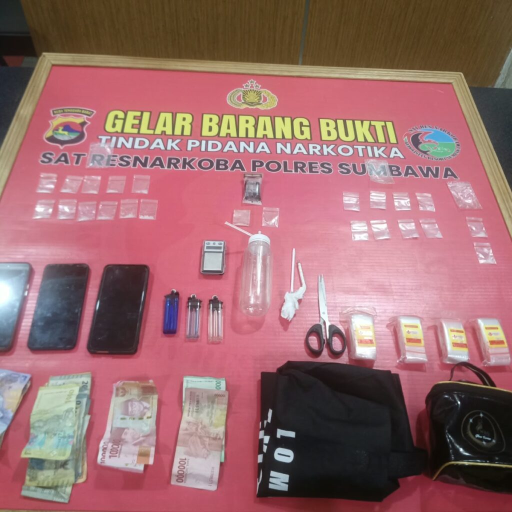 Gerebek Pesta Transaksi Sabu di Kelurahan Pekat, Sat Resnarkoba Polres Sumbawa Bekuk 4 Pemuda Beserta 23 Poket Barang Bukti
