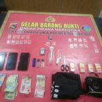 Gerebek Pesta Transaksi Sabu di Kelurahan Pekat, Sat Resnarkoba Polres Sumbawa Bekuk 4 Pemuda Beserta 23 Poket Barang Bukti