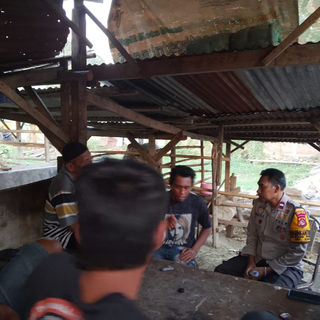 Bhabinkamtibmas Polres Bima Kota Gelar Jumat Curhat, Sambangi Peternak Sapi Di Kelurahan Penaraga