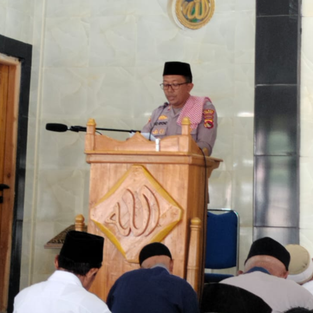 Sampaikan Pesan Kamtibmas dari Mimbar Jumat, Kapolsek Labuhan Badas Ajak Jamaah Masjid Ar-Rahma Olat Rarang Perkuat Ketakwaan dan Kerukunan
