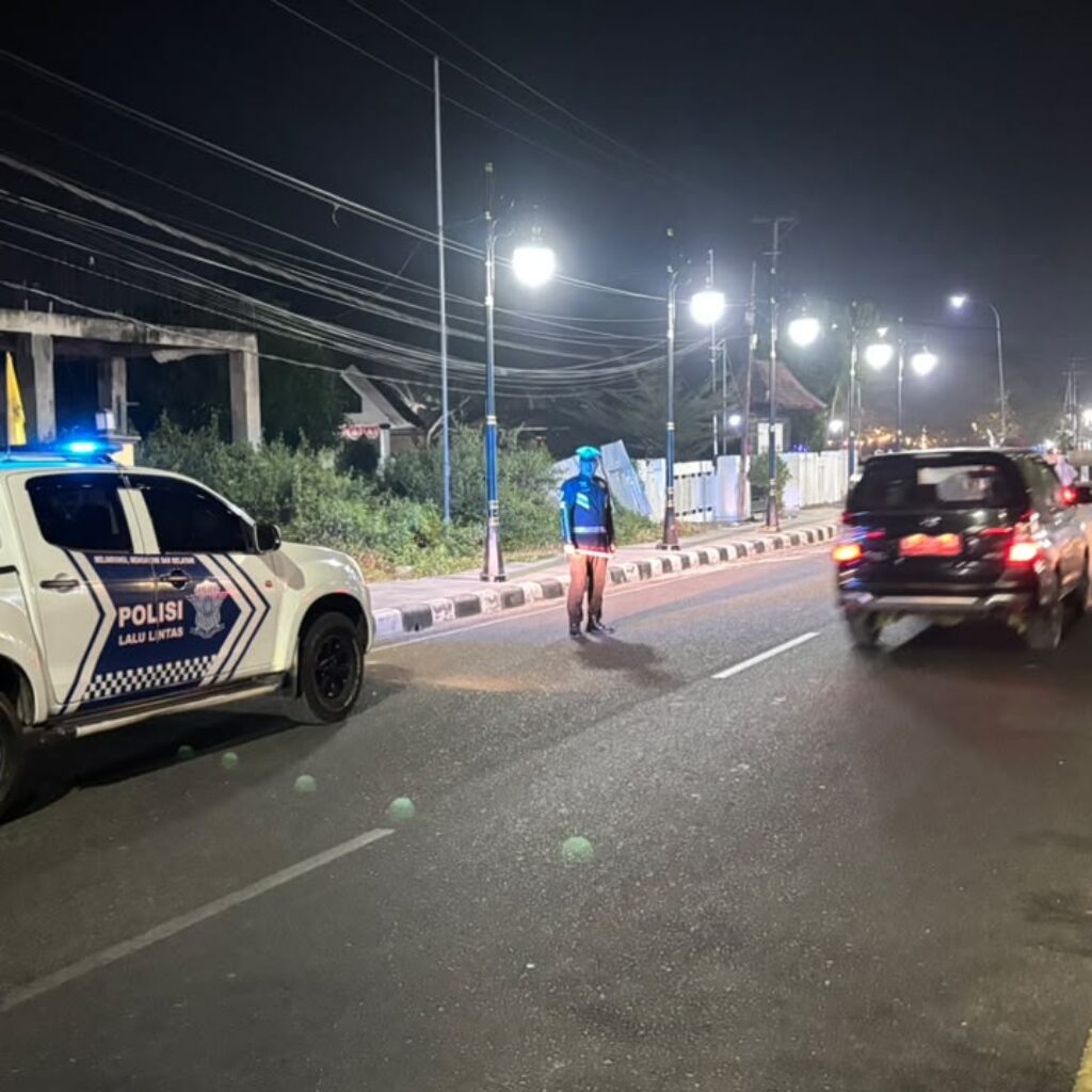 Cegah Balap Liar dan Laka Lantas, Turjawali Sat Lantas Polres Sumbawa Patroli Blue Light Malam Hari di Simpang Sernu