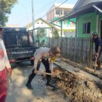 Wujudkan Lingkungan Sehat dan Sukseskan Lomba STBM, Bhabinkamtibmas Kelurahan Bugis Gotong Royong Bersama Warga