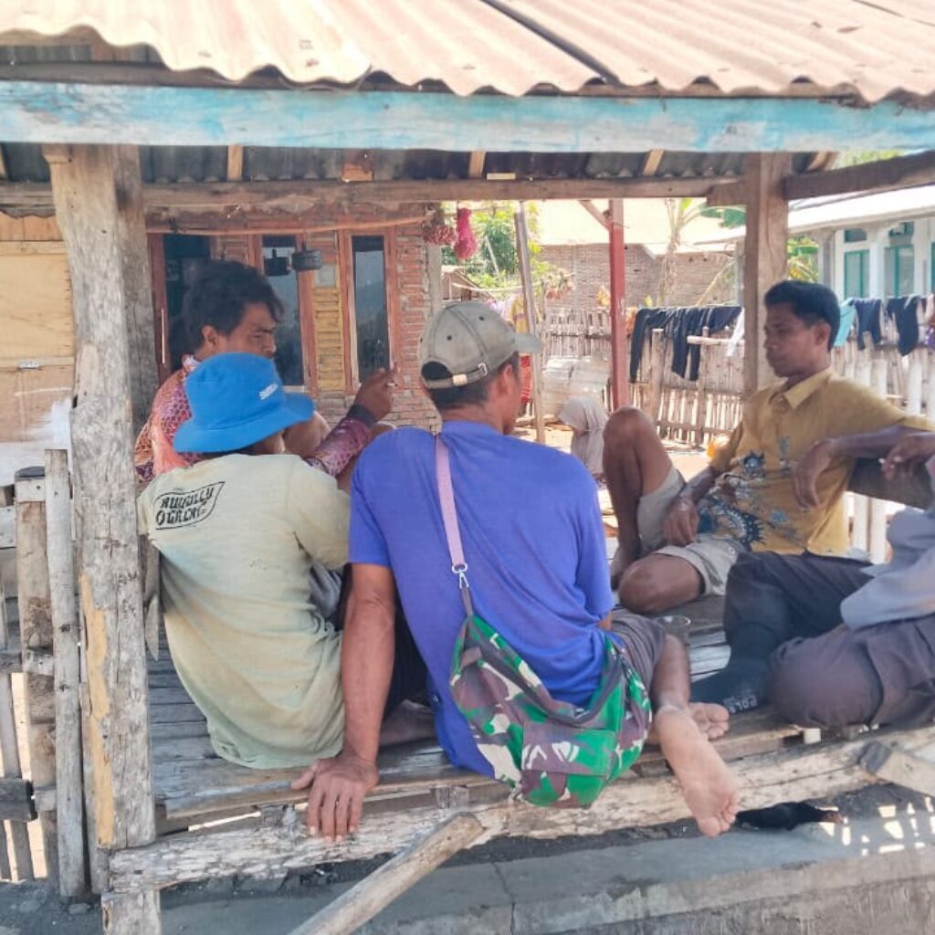 Bhabinkamtibmas Desa Mumbu Ajak Warga Manfaatkan Lahan Pekarangan untuk Dukung Ketahanan Pangan