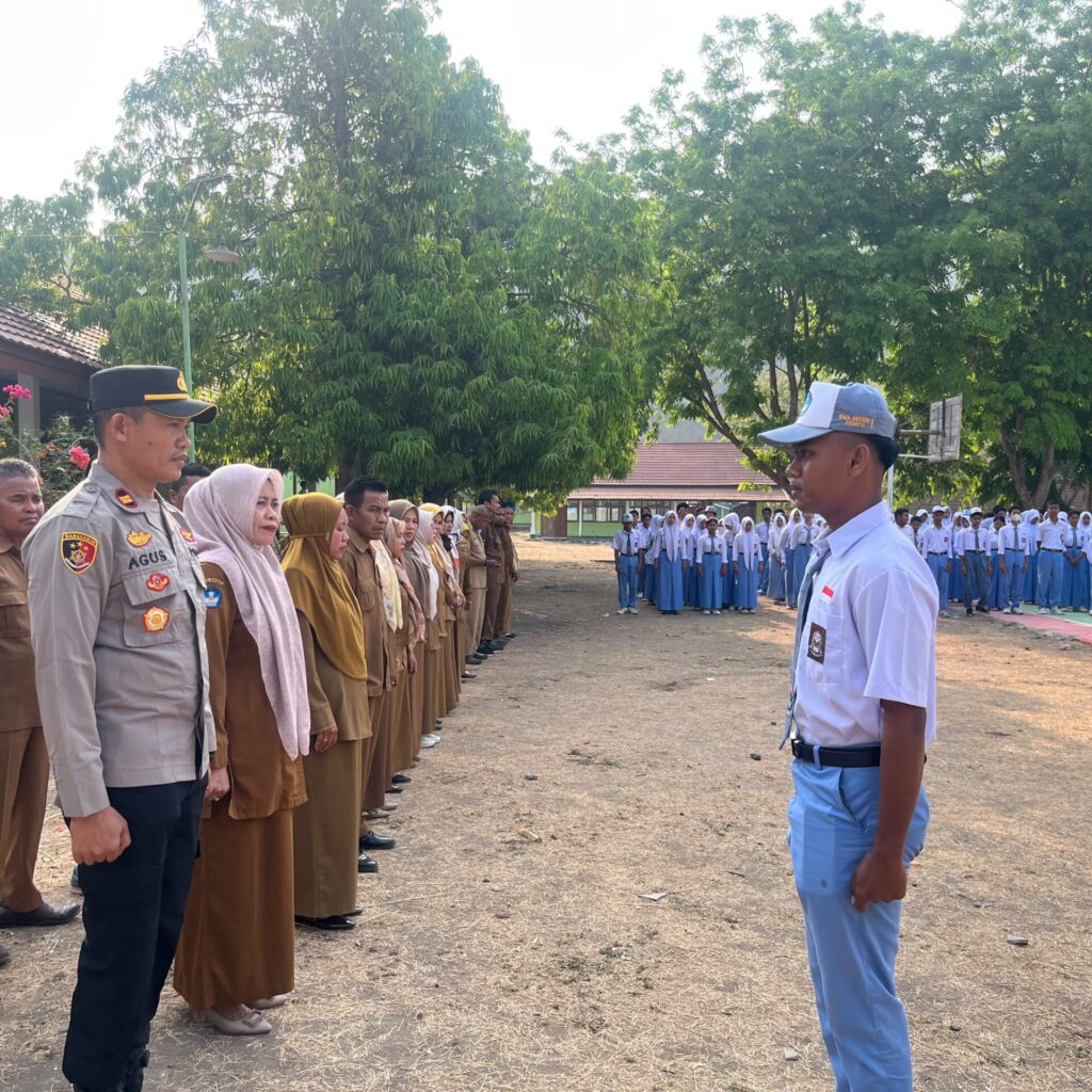 Kapolsek Kempo Jadi Pembina Upacara di SMAN 1 Kempo, Ajak Pelajar Disiplin dan Hindari Pelanggaran Hukum