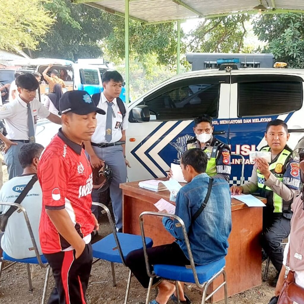 Tingkatkan Kepatuhan Pajak dan Ketertiban Lalu Lintas, Sat Lantas Polres Sumbawa Bersama Tim Gabungan Gelar Operasi Gabungan di Polsek Alas
