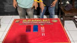 POLSEK PEKAT UNGKAP DUGAAN PEREDARAN SABU, DUA PRIA DISERAHKAN KE SATRESNARKOBA POLRES DOMPU