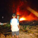 Babinsa Sesela Bersama Warga Cegah Api Meluas