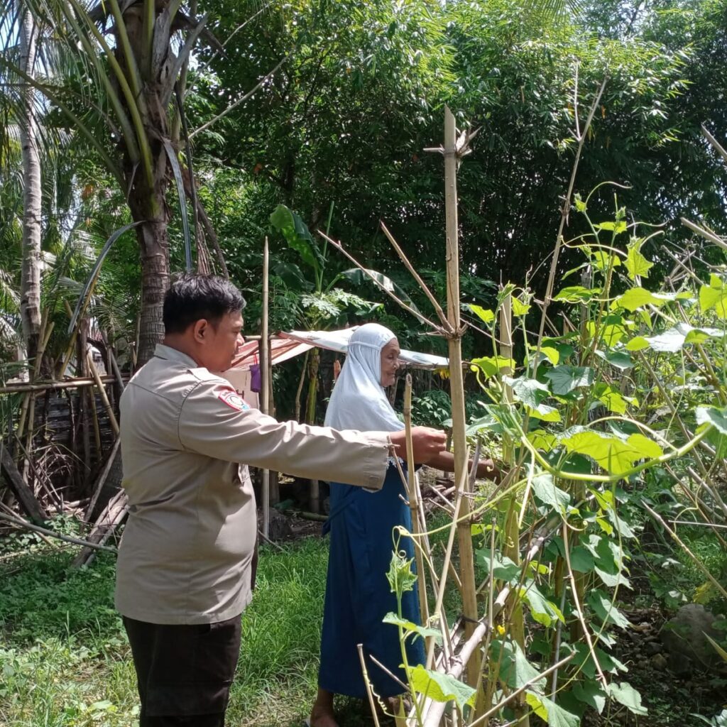 Dukung Program Asta Cita Presiden RI, Bhabinkamtibmas Desa Marga Karya Sambangi Warga Pemanfaat Pekarangan Pangan Bergizi