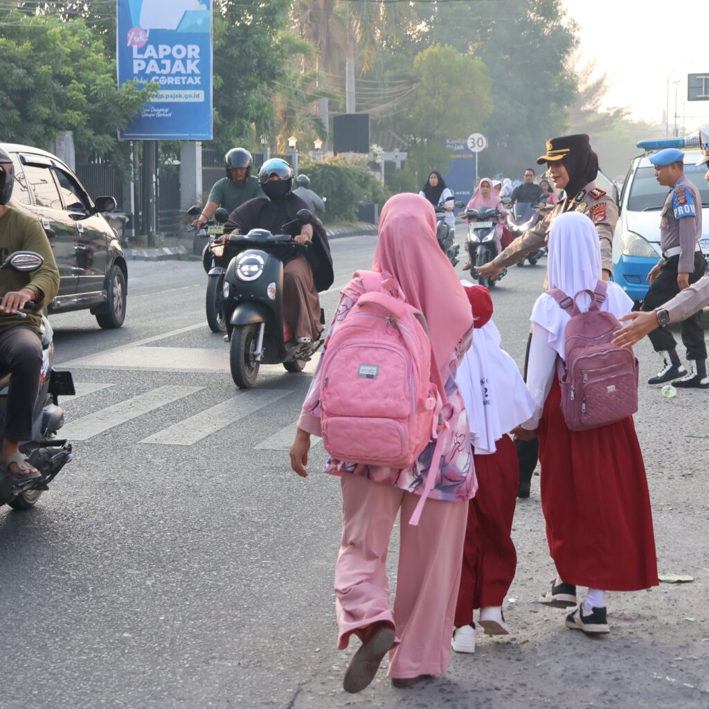 Polisi Peduli Pendidikan, Kapolres Sumbawa Turun Jalan Pengawalan Penyeberangan Siswa SDN 2 Labuhan Sumbawa