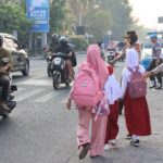 Polisi Peduli Pendidikan, Kapolres Sumbawa Turun Jalan Pengawalan Penyeberangan Siswa SDN 2 Labuhan Sumbawa