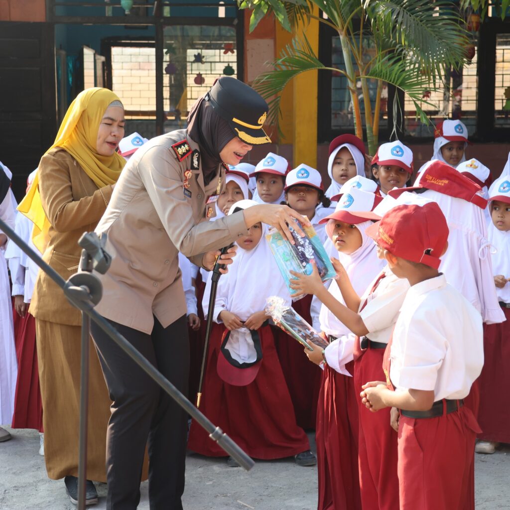 Edukasi Tertib Berlalu Lintas dan Anti-Bullying, Kapolres Sumbawa Jadi Pembina Upacara di SDN 2 Labuhan Sumbawa