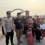 Amankan Hiburan Tradisional dan Atur Arus Lalu Lintas, Bhabinkamtibmas Desa Pukat Gelar Pengamanan Giat Kecimol