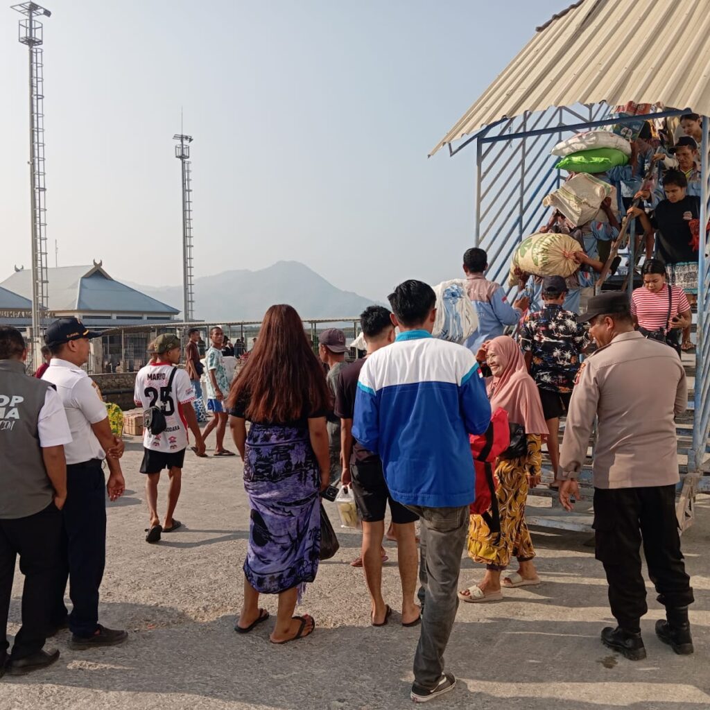 Polsek Kawasan Pelabuhan Laut Bima Amankan Embarkasi dan Debarkasi Penumpang KM AWU