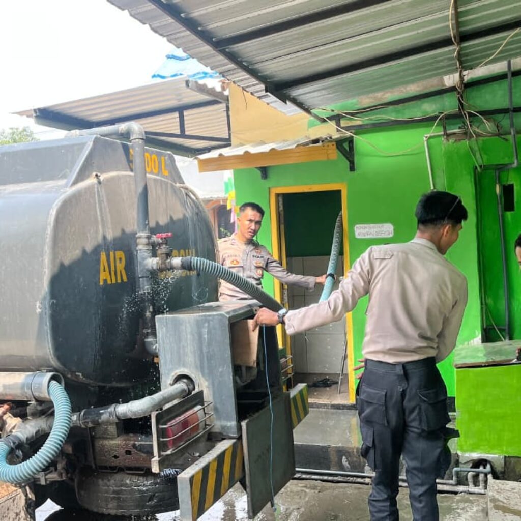 Respons Permintaan Warga, Polres Bima Kota Salurkan Air Bersih untuk Kebutuhan Ibadah