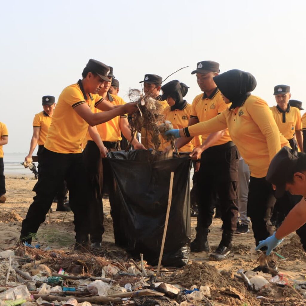 Wujud Kepedulian Lingkungan, Polresta Tuban Gelar Aksi Bersih Pantai dan Tanam 200 Bibit Cemara