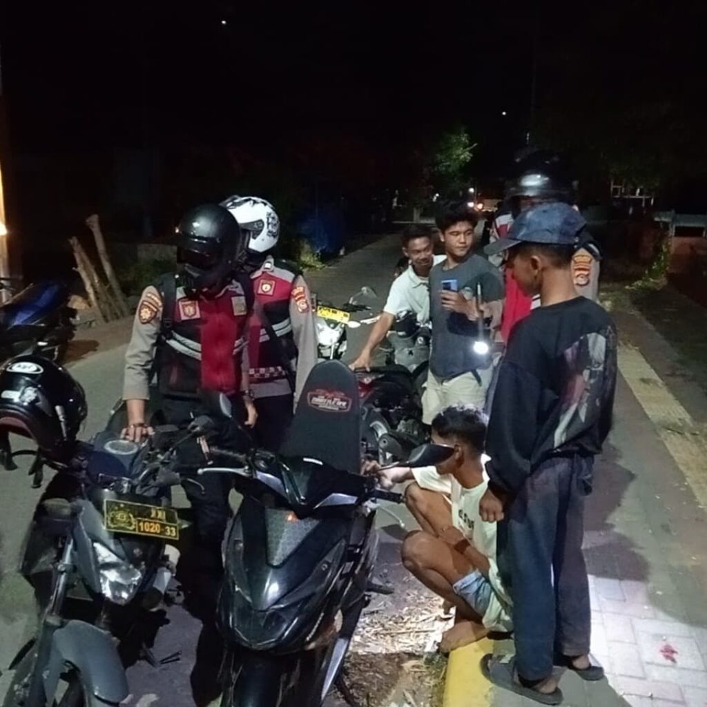 Cegah Tindak Kejahatan 3C dan Balap Lari/Liar, Sat Samapta Polres Sumbawa Gelar Patroli KRYD Malam Pekan di Sejumlah Titik Keramaian