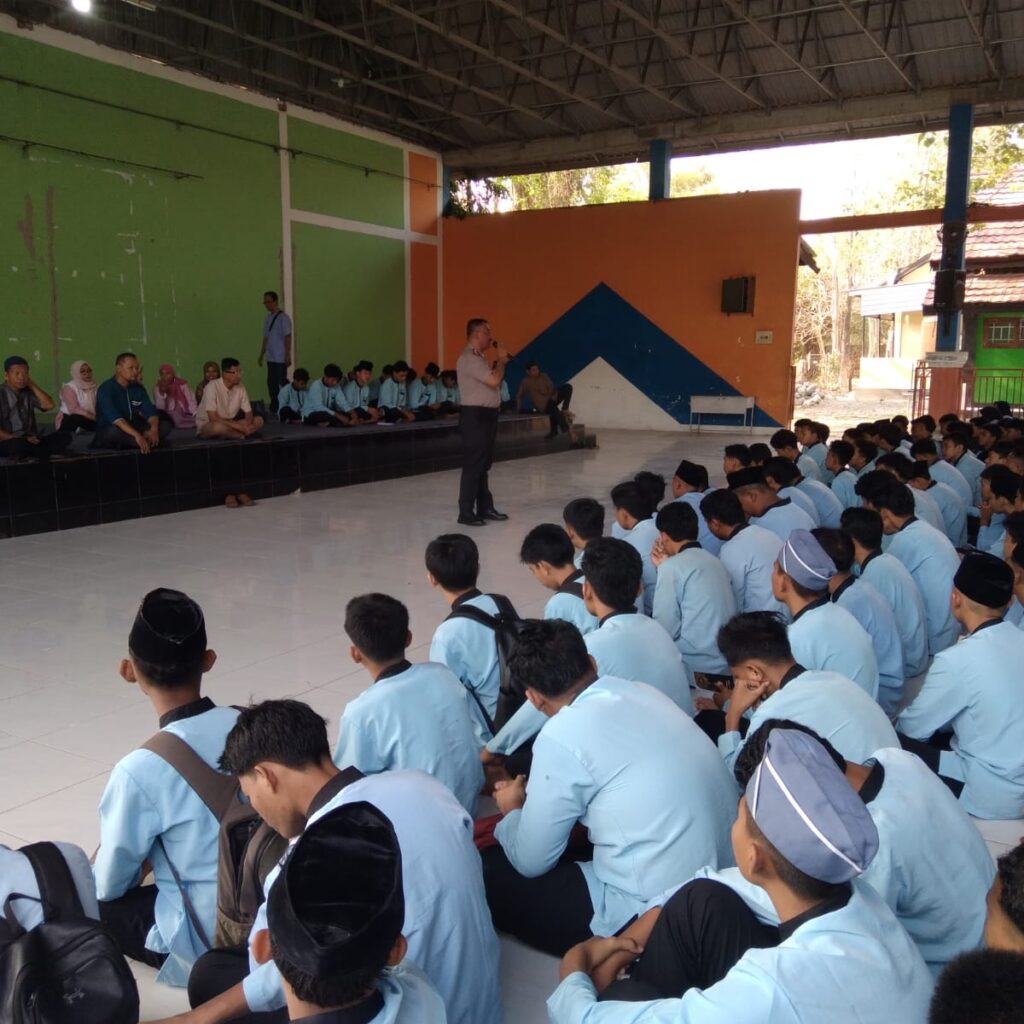 Implementasi “Polisi Peduli Pendidikan”, Kapolsek Sumbawa Berikan Pembinaan Disiplin dan Tertib Berlalu Lintas di SMKN 2 Sumbawa