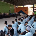 Implementasi “Polisi Peduli Pendidikan”, Kapolsek Sumbawa Berikan Pembinaan Disiplin dan Tertib Berlalu Lintas di SMKN 2 Sumbawa