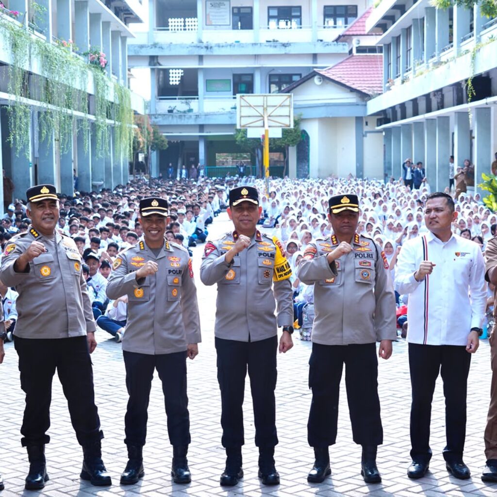 Cegah Bullying dan Kenakalan Remaja, Wakapolda NTB Sambangi SMPN 6 Mataram