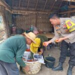 Bhabinkamtibmas Bagik Papan Cek Panen Tomat, Dukung Ketahanan Pangan dan Imbau Warga Cegah Karhutla