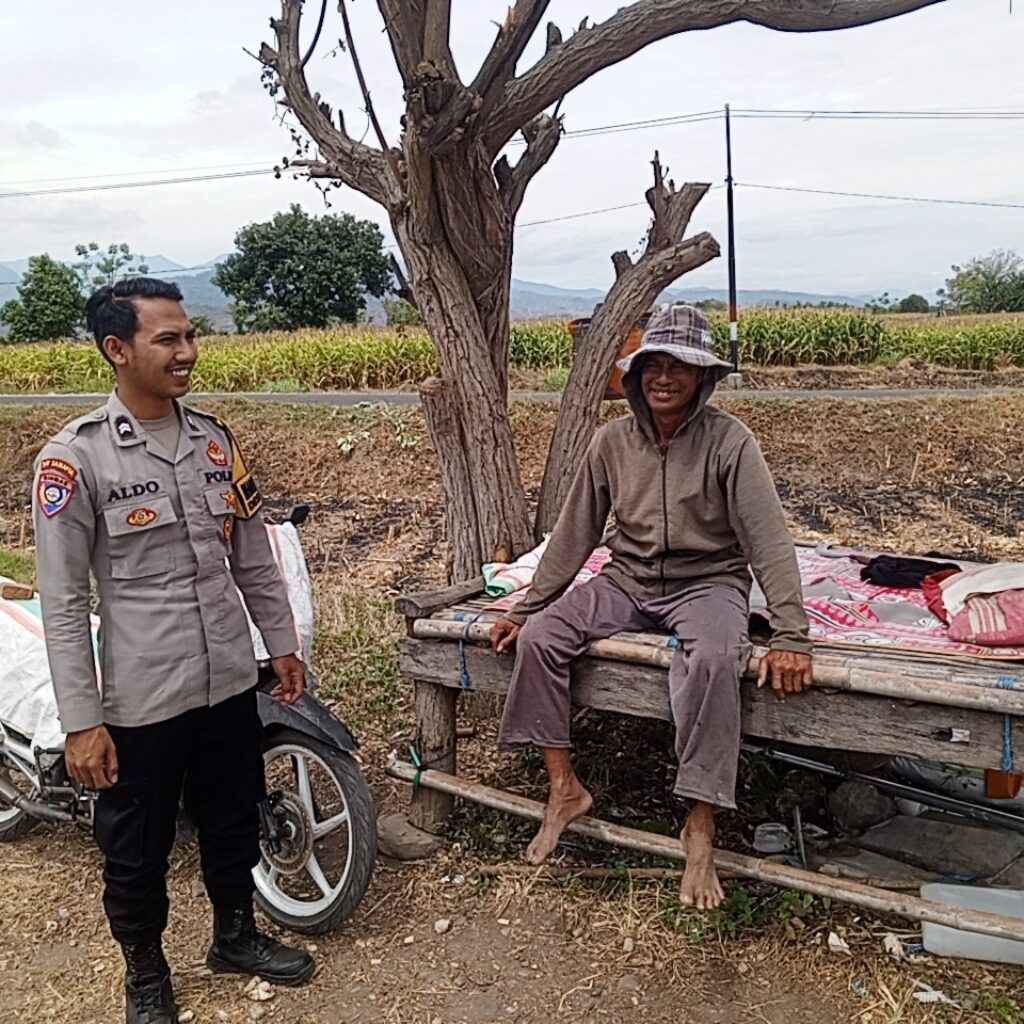 Dukung Ketahanan Pangan Nasional, Bhabinkamtibmas Desa Rhee Turun Ke Sawah Bantu Petani Merawat Tanaman