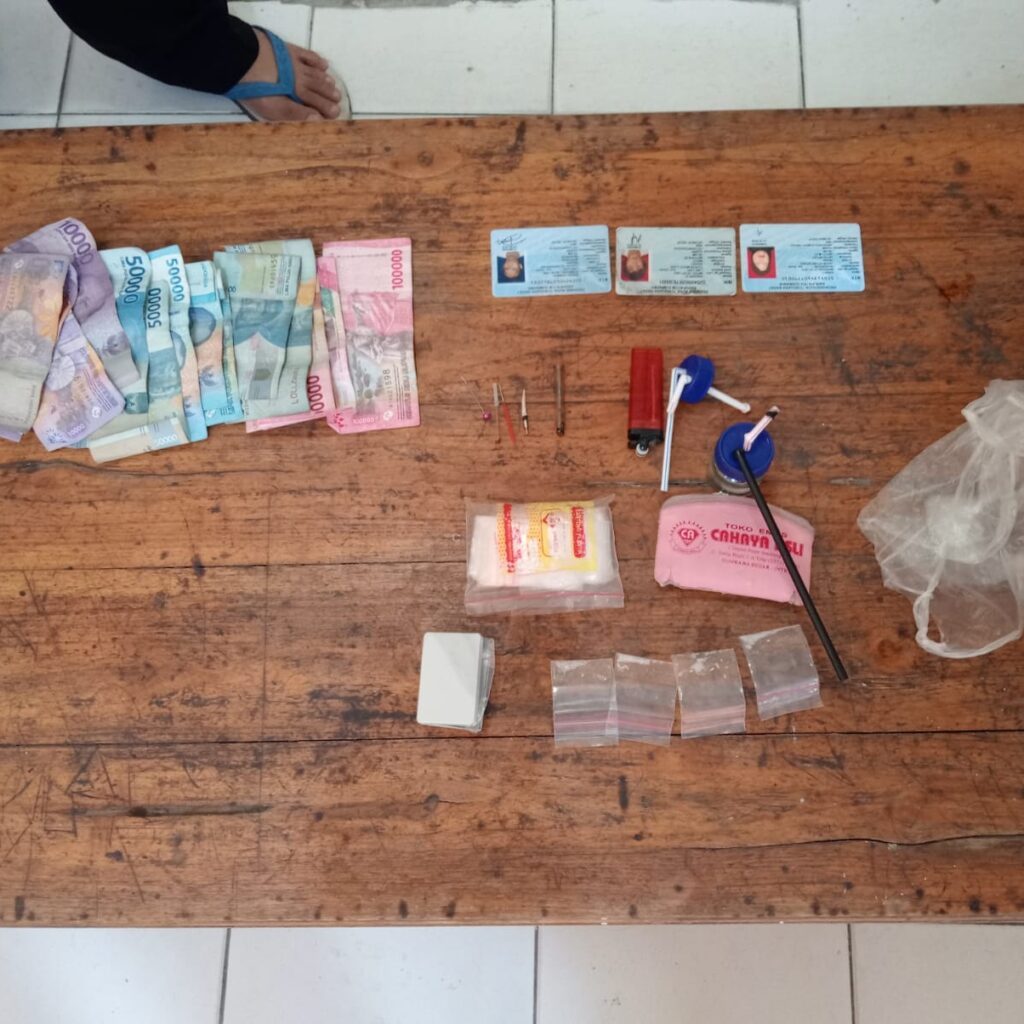 Grebek Rumah Pengedar Narkoba, Polsek Moyo Hilir Amankan Dua Terduga Pelaku Beserta Poketan Sabu