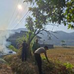 Dukung Kebersihan Lingkungan, Bhabinkamtibmas Desa Tamekan Pimpin Gotong Royong di Dusun Batu Tamin
