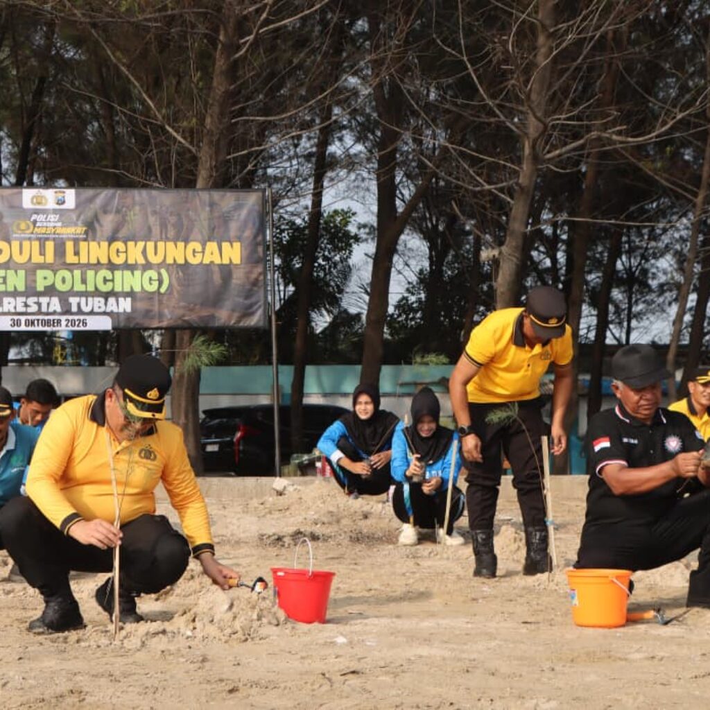 Gandeng Pelajar hingga Perguruan Silat, Polresta Tuban Hijaukan Pantai Cemara