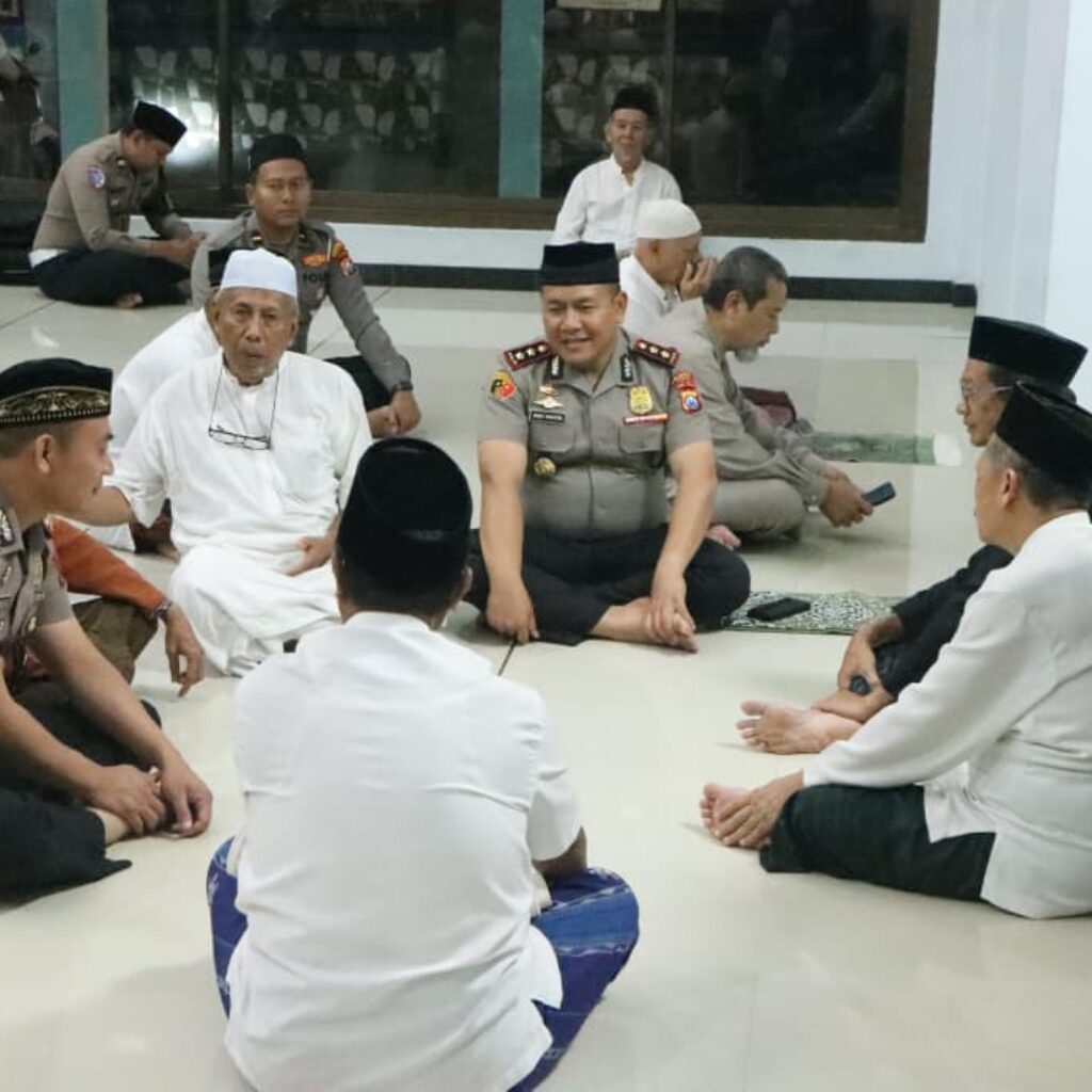 Sapa Jamaah Masjid Al-Fajri, Wakapolresta Tuban Gaungkan Call Center 110 Gratis 24 Jam
