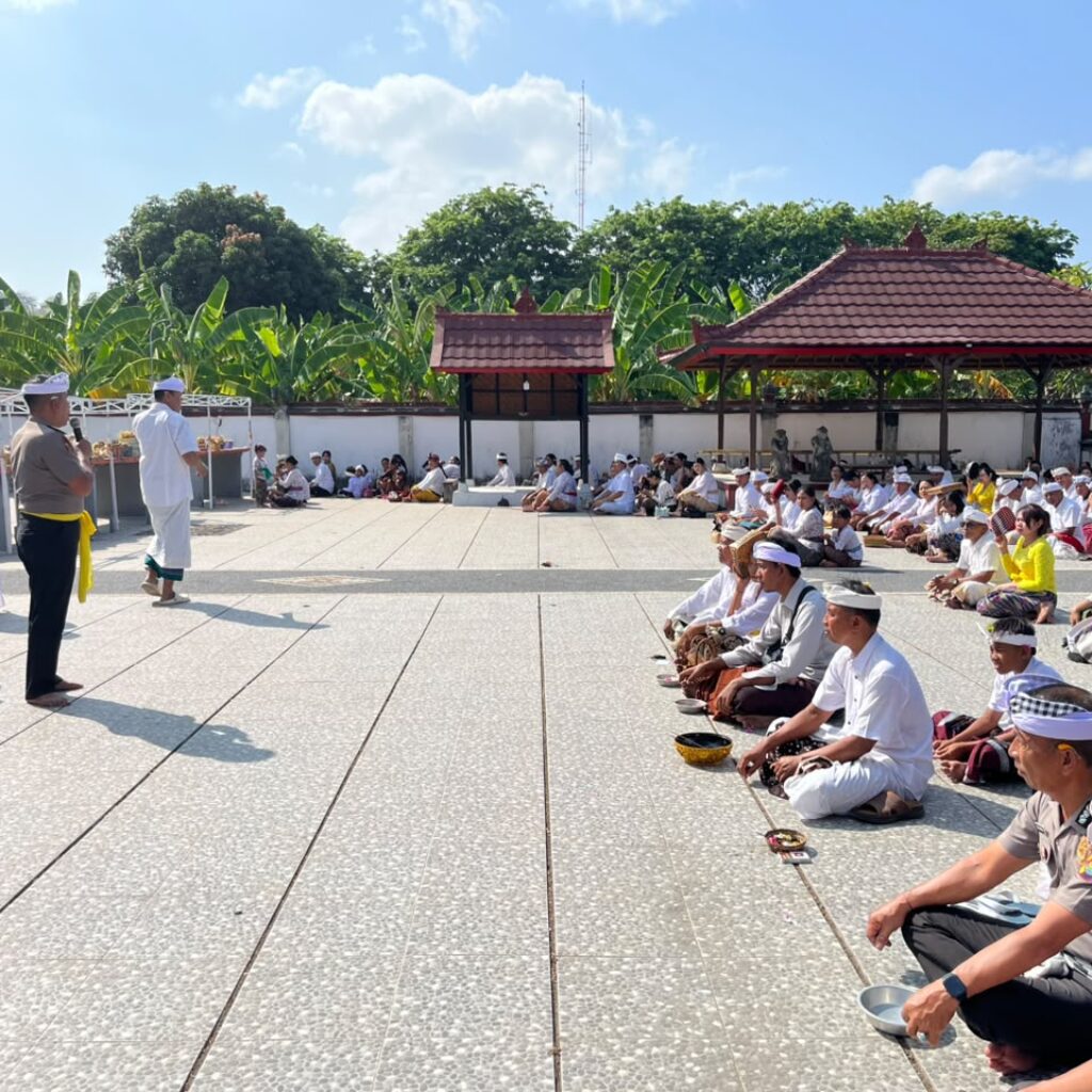 Implementasikan Program “Minggu Kasih”, Personel Umat Hindu Polres Sumbawa Gelar Persembahyangan Hari Raya Saraswati di Pura Giri Nata