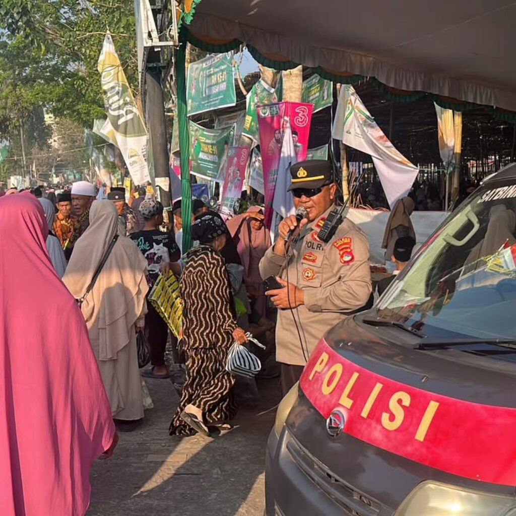 Sat Binmas Polres Lombok Timur Gelar Public Address, Imbau Jamaah Jaga Kamtibmas di Hultah ke-91 Madrasah NWDI Anjani