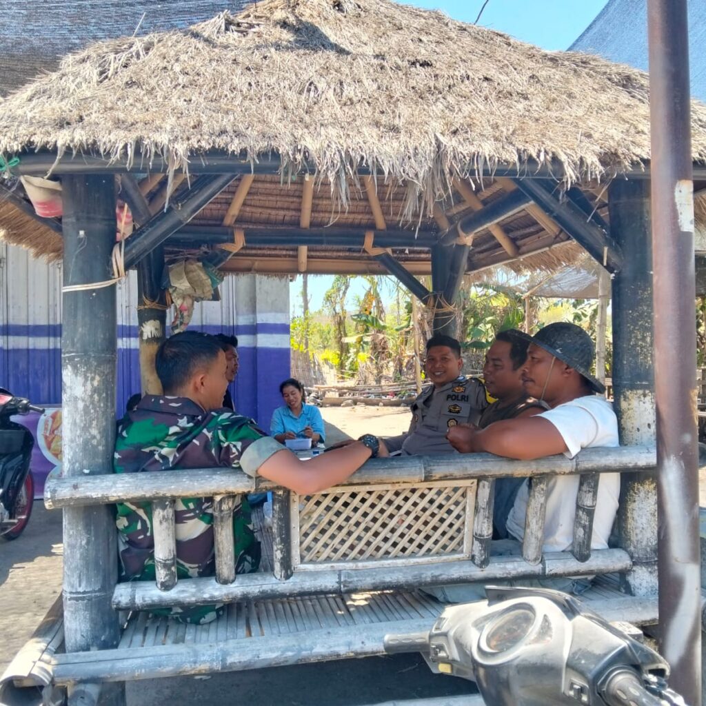 Bhabinkamtibmas Desa Gelanggang Bersama Babinsa Laksanakan Kunjungan Silaturahmi, Ajak Masyarakat Jaga Kondusivitas Jelang Pilkades Serentak