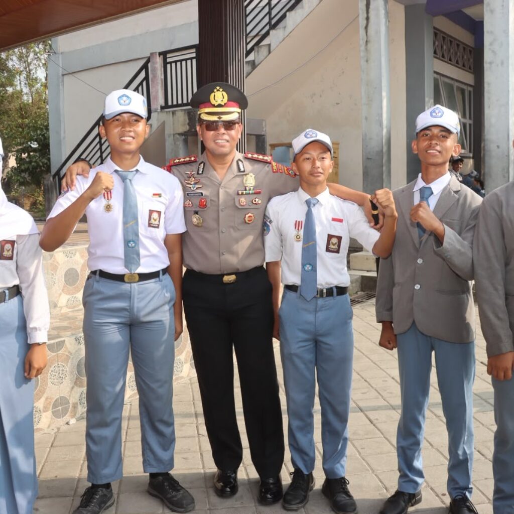 Upacara Berbeda di SMAN 4 Praya, Kapolresta Loteng Beri Semangat dan Edukasi Pelajar